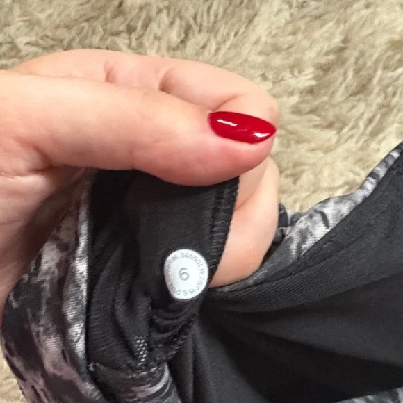 lululemon athletica Black & Gray Abstract Strappy Sports Bra - Picture 3 of 3